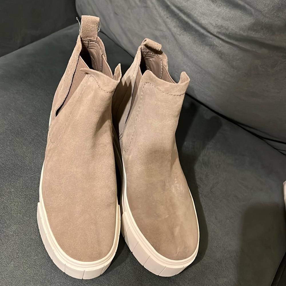 Brand new never worn Dolce vita super cute booties